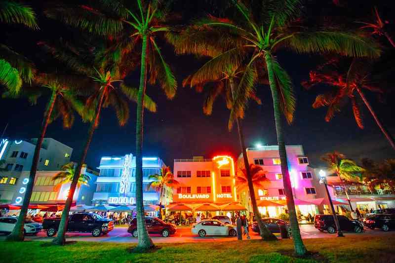 Ocean Drive e Art Deco District à noite em Miami