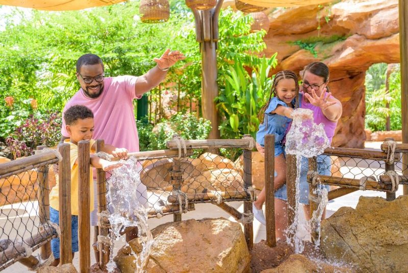 Família na atração Moana: Journey of Water no Epcot da Disney Orlando 