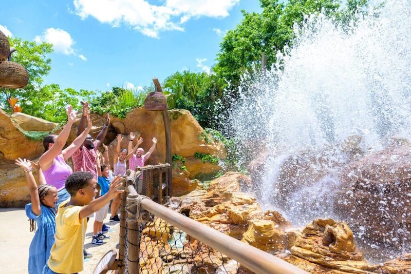 Visitantes na atração Moana: Journey of Water no Epcot da Disney Orlando