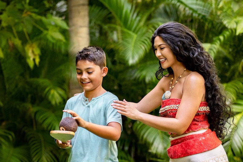 Criança interagindo com Moana na atração Journey of Water no Epcot da Disney Orlando